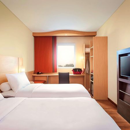 Ibis Makassar City Center Exterior foto