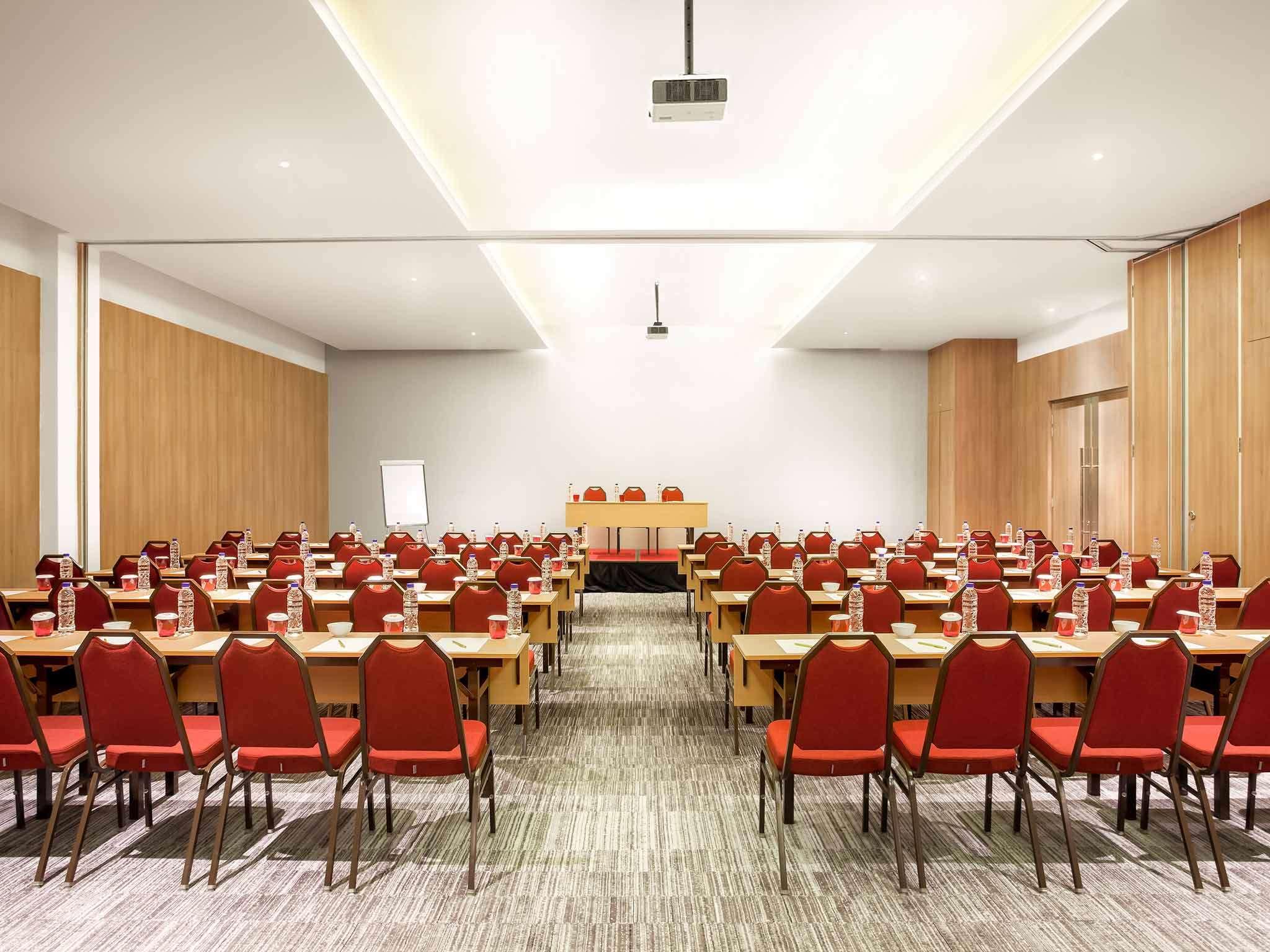 Ibis Makassar City Center Exterior foto