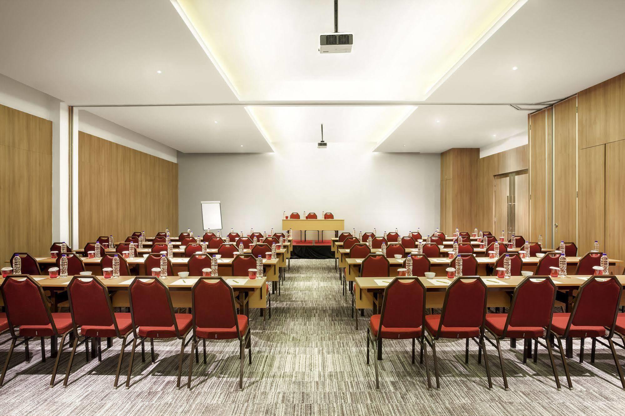 Ibis Makassar City Center Exterior foto